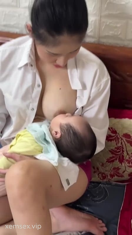 Ảnh thumbnail của Em Gái Xinh đẹp Vú Căng Cho Con Bú #3